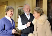 ARD STURM DER LIEBE FOLGE 1259, am Freitag um 15:10 Uhr im ERSTEN. Während sich Viola (Wookie Mayer, r.) auf die Überraschungsparty für Franz freut, graut es Alfons (Sepp Schauer, M.) vor dem Besuch von Hildegards (Antje Hagen, l.) Schwester Käthe.