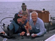 (v.li.:) Murdock (Dwight Schultz), Face (Dirk Benedict), B.A. (Mr. T.) und Hannibal (George Peppard, re.) beobachten wie die Sprengladungen explodieren...