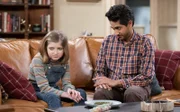 Hazel (Farrah Mackenzie, l.); Al (Adhir Kalyan, r.)