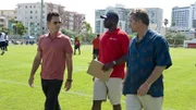 Michael (Jeffrey Donovan, l.) hilft einem Kumpel von Sam (Bruce Campbell, r.). Corey Jensen (Michael B. Jordan) ist Football-Trainer und hat rausgefunden, dass einer seiner Jungs von einem Gangster bedroht wird.