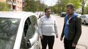 Celal hat einen neuen Job: Seit kurzem ist er als Pförtner in Moosach tätig. Arbeitsbeginn: 05:00 Uhr. Und sein Opel Zafira hat ausgerechnet jetzt einige Macken. Kann Det ihm helfen, ein zuverlässiges Auto zu bekommen?