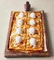 Apfeltarte mit Marillenmarmelade und Vanilleeis.