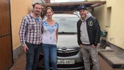 Franziska und Leif benötigen für ihre achtköpfige Patchwork-Familie einen neuen Transporter. Kann Sidney Hoffmann (re.) der Familie helfen?