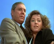 Als Nelson (Craig Stevens) durchdreht, steckt Annie (Katherine Justice) plötzlich in akuter Lebensgefahr.