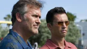 Michael (Jeffrey Donovan, r.) hilft einem Freund von Sam (Bruce Campbell).