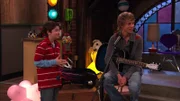 L-R: Freddie Benson (Nathan Kress), Jake Krandle (Austin Butler)
