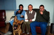 Richie Moser (Tobias Moretti, l.), Assistent Stockinger (Karl Markovics, M.) und Peter Höllerer (Wolf Bachofner, r.) analysieren zusammen mit Rex ein Tatortvideo in Mosers Wohnung.