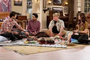 (v.l.n.r.) Riley (Parker Young); Al (Adhir Kalyan); Art (Dean Norris); Lizzie (Elizabeth Alderfer)
