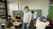 Stefan (Hendrik Duryn) verschafft sich mit einer Stadion-Tröte die Aufmerksamkeit seiner Schüler.