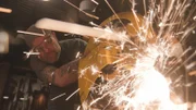 Der Wettbewerber schneidet Metall