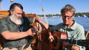 Ein echter Musiker spielt überall. Vor allem in England. Paul Armfield und Mark Hickman vor der Isle of Wight.