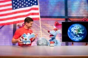 Simón ist entsetzt: Woozle hat den Mond verkleinert und ins Studio gebeamt. Woozle kann die Aufregung nicht verstehen: er singt für seinen kleinen Mond ein Schlaflied: "La, le, lu, nur der Mann im Mond schaut zu...".