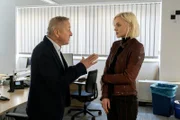 Der Redaktionschef Piloty (Markus Hering) spricht mit Nora Hübner (Sarah Mahita), nachdem Paul Böhmer (Jürgen Tonkel) ihn in der Redaktion besucht hat, und bittet sie um einen Gefallen.