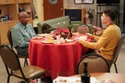 v.li.: Mr. Johnson (William Stanford Davis), Jacob Hill (Chris Perfetti)
