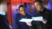Der aktuelle Fall von Sheldon Hawkes (Hill Harper, l.) und Det. Mac Taylor (Gary Sinise) scheint fast gelöst: Denn die DNS-Analyse ergibt, dass die Blutspuren auf dem Opfer von dessen Ex-Freund stammen. Doch dieser streitet die Tat verhement ab...