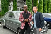 Rainer Chrom (Herbert Ullrich, r.) hat Probleme, seinen Teenager-Sohn zu verstehen. Kann Bruce Darnell (Bruche Darnell, l.) ihm dabei behilflich sein?