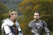 König Henry (Jonathan Rhys Meyers, l.) ernennt Charles Brandon (Henry Cavill, r.) zum Commander seiner Armeen und plant den Einmarsch nach Frankreich. Beginnen möchte er hierfür mit der Gefangennahme der strategisch-wichtigen Stadt von Boulogne ...