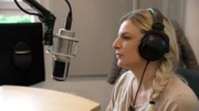 Karola Becker nutzt die Reichweite eines Radiosenders, um die Werbetrommel für eine Veranstaltung zu rühren.