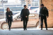 V.l.: Erin Lindsay (Sophia Bush), Alvin Olinsky (Elias Koteas), Polizeibeamter (unbekannter Darsteller)