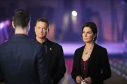 Eine Ballerina hängt tot am Seilzug ihres Theaters. Die Detectives (v.l.) Don Flack (Eddie Cahill), Jo Danville (Sela Ward) und Mac Taylor (Gary Sinise) ermitteln.
