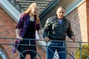 Melissa Engels (Katharina Gieron) schaut verzweifelt zu, wie ihre Mutter festgenommen wird, doch auch Semir (Erdogan Atalay) und seine Kollegen Paul haben Zweifel an der Schuld der unauffälligen Frau.