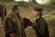 Während Königin Catherine (Joely Richardson, r.) scheinbar alle Dinge im Griff hat, wird König Henry der VIII. (Jonathan Rhys Meyers, l.) ungeduldig, da der tödliche Ausbruch von Durchfall verheerende Auswirkungen auf die britische Armee hat ...