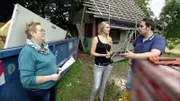 Mama Anneliese (li.) bespricht mit Ralf und Manuela die Finanzen..Mama Anneliese (li.) bespricht mit Ralf und Manuela die Finanzen..