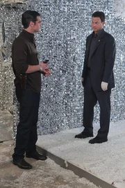 Detective Don Flack (Eddie Cahill) und Detective Mac Taylor (Gary Sinise, l.) suchen nach Spuren im Schaufenster in dem der Tote gefunden wurde.