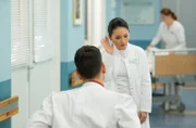 Dr. Ilay Demir (Tan Caglar) ist seine Kollegin Dr. Lilly Phan (Mai Duong Kieu) ziemlich ungerecht angegangen. Bei seiner Entschuldigung muss er sich deshalb extra viel Mühe geben.