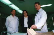 Gerichtsmediziner Dr. Graf (Gerhard Zemann, r.) und Dr. Werner (Bruno Thost, l.) referieren vor Kommissar Richie Moser (Tobias Moretti, M.) über die tödlichen Unfälle im psychiatrischen Krankenhaus "Steinhof".