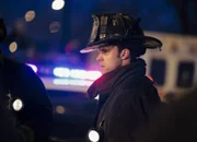 Chicago Fire Ein schwarzer Tag - A Dark Day Staffel 2, Episode 20 Muss die Lage einschätzen: Jesse Spencer als Matthew Casey