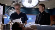 Dr. Sid Hammerbacks (Robert Joy, l.) toxologischer Befund ergibt, dass Luke Stevenson (John Bain, liegend) das Medikament Dexamphetamin nicht konsumiert hat. Detective Mac Taylor (Gary Sinise) vermutet, dass der Junge damit gedealt hat.