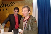 Jürgens (Oliver Bokern, r.) gibt sich vor David (Mathis Künzler, l.) jovial als Finanzexperte aus - was nicht besonders gut ankommt ...