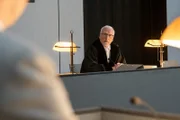 Richter Dr. Jakob Murnau (Ernst Stötzner, r.) spricht plötzlich einen Haftbefehl gegen Noah de Boer (Lucas Bauer, l.) aus, obwohl es keine eindeutigen Zeugenaussagen gibt.