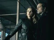 (4. Staffel) - Haben damit zu kämpfen, dass ihr KGB Job sich immer mehr zuspitzt und die Familiensitutation droht, zu eskalieren: Philip (Matthew Rhys, r.) und Elizabeth (Keri Russell, l.) Jennings ...