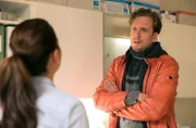Sören Waschke ist Journalist und hat sich in die Sachsenklinik geschlichen. Im Schwesternzimmer will er von Pflegedienstleiterin Arzu Ritter wissen, was an den Vorwürfen gegen Dr. Martin Stein dran ist.