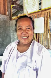 Die 55-jährige Meisterin Nhong Na Nakhon betreibt eine Massagepraxis, in der sie auch medizinische Probleme therapiert.