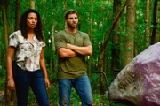Eva (Kylie Bunbury, l.) gelingt es immer mehr, Barbie (Mike Vogel, r.) von der Gemeinschaft zu überzeugen. Doch wird er wirklich die vollständige Verwandlung durchmachen?