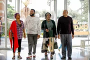 (v.li.): Jenifer Lewis (Ruby), Anthony Anderson (Andre ‚Dre‘ Johnson), Loretta Devine (Lynette), Laurence Fishburne (Pops).