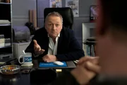 Paul Böhmer (Jürgen Tonkel, r.) spricht mit dem Vorgesetzten Piloty (Markus Hering, l.) der verstorbenen Journalistin Nadja Darii (Barbara Elisabeth Bühl) über den Vorfall und befragt ihn zur Tatnacht.