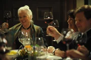 Gemeinsam mit ihrer Familie stößt Theres (Ursula Erber) auf ihren Geburtstag an.