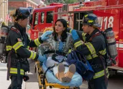 L-R: Howie 'Chimney' Han (Kenneth Choi), Felisa Valdez (Natalee Linez) und Eddie Diaz (Ryan Guzman)