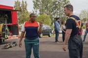Henrietta "Hen" Wilson (Aisha Hinds, l.); Bobby Nash (Peter Krause, r.)