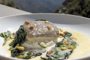 Im katalanischen Montserrat bereitet Ramon ein Rezept zu, das von den hier lebenden Mönchen stammt: Dorsch mit Frischkäse, frittiertem Spinat und einer Soße aus Sahne und Honig.