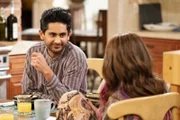 Al (Adhir Kalyan, l.); Lizzie (Elizabeth Alderfer, r.)