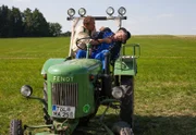 ARD HEITER BIS TÖDLICH - HUBERT UND STALLER FOLGE 34, "Viel Wind um nichts", am Mittwoch um 18:50 Uhr im ERSTEN. Hubert (Christian Tramitz, l.) und Staller sehen, dass ein Traktor auf dem Feld im Kreis fährt. Sie möchten den Fahrer darauf aufmerksam machen, doch dieser reagiert nicht. Hubert springt auf den Traktor und muss erkennen, dass der Fahrer, Bauer Ernst Poschinger (Komparse, r.) erschossen wurde.