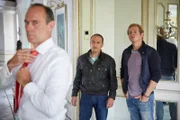 Semir (Erdogan Atalay, M.) und Paul (Daniel Roesner, r.) befragen Dr. Nowotny (Werner Kalb) und erfahren von der Stiftung seiner Frau Bianca.