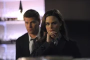 BU: Dr. Temperance "Bones" Brennan (Emily Deschanel) und Special Agent Seeley Booth (David Boreanaz)BB: achte Staffel, OT: The But in the Joke Bones_Ep713_ButInJoke_Sc16_0330