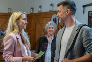 Larissa (Vivien Wulf, l.) rührt es unwillkürlich, als Yannik (Jo Weil, r., mit Antje Hagen, M.) bei der Abstimmung an ihrer Seite ist.