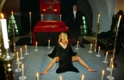 Kommissar Moser (Tobias Moretti, r.) entdeckt in einem abgelegenen Schloss, dem Sitz einer satanischen Sekte, eine junge Frau (Nadeshda Brennicke, l.), die sich auf ein Opferritual vorbereitet.